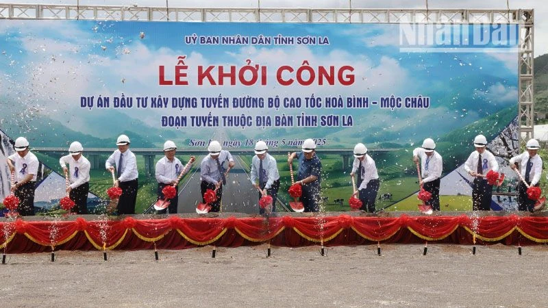 Các đại biểu thực hiện nghi thức động thổ thực hiện dự án khởi công tuyến đường bộ cao tốc Hòa Bình-Mộc Châu.
