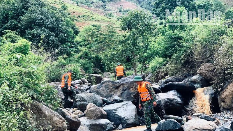 Huyện Mường La đã huy động các lực lượng tham gia tìm kiếm người mất tích. (ẢNH: VĂN QUÝ)