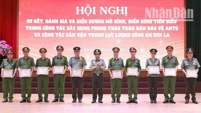 Đồng chí Đặng Trọng Cường, Ủy viên Ban Thường vụ Tỉnh ủy, Giám đốc Công an tỉnh Sơn La tặng Giấy khen cho các tập thể, cá nhân.