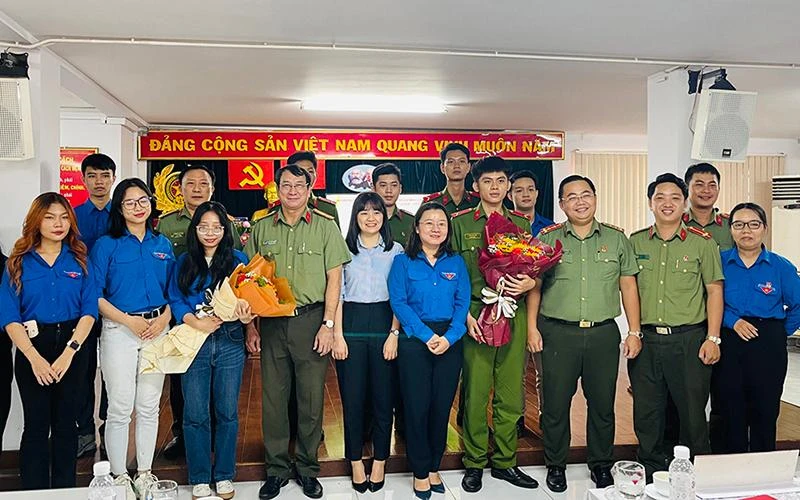 Đoàn Thanh niên Công an TP Hồ Chí Minh ra quân hỗ trợ người dân thực hiện các thủ tục cấp đổi hộ chiếu.