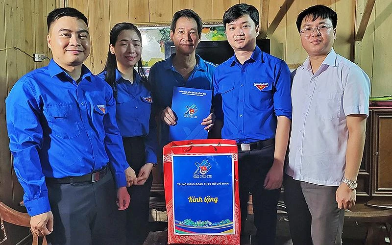 Bí thư Trung ương Đoàn, Chủ tịch Hội Sinh viên Việt Nam Nguyễn Minh Triết (thứ 2 từ phải sang) cùng đại diện các đơn vị liên quan thăm hỏi, trao quà tặng ông Ma Phúc Khanh (đứng giữa). 