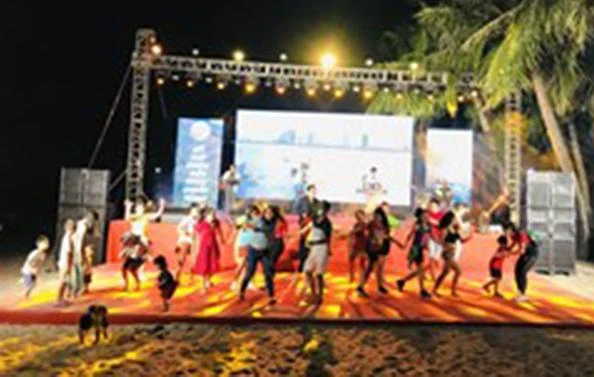 Festival "Cù Lao Chàm-mùa hoa ngô đồng đỏ" thu hút đông đảo người dân địa phương và du khách.