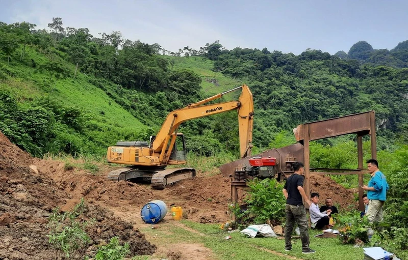 Lực lượng chức năng đã lập biên bản tạm giữ máy xúc và các vật chứng khác phục vụ công tác điều tra, xử lý.