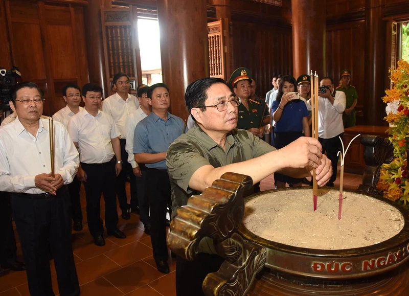 Thủ tướng Phạm Minh Chính dâng hương tại Nhà tưởng niệm Chủ tịch Hồ Chí Minh.