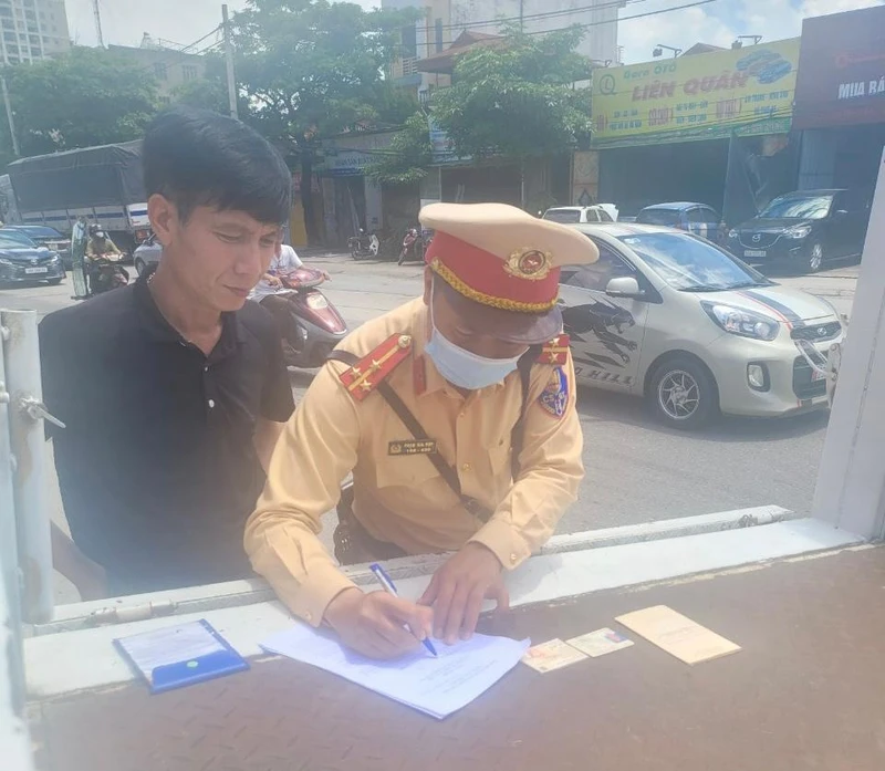 Cảnh sát giao thông Hà Nội tuyên truyền các chủ xe, lái xe ký cam kết không vi phạm các quy định về trật tự an toàn giao thông.