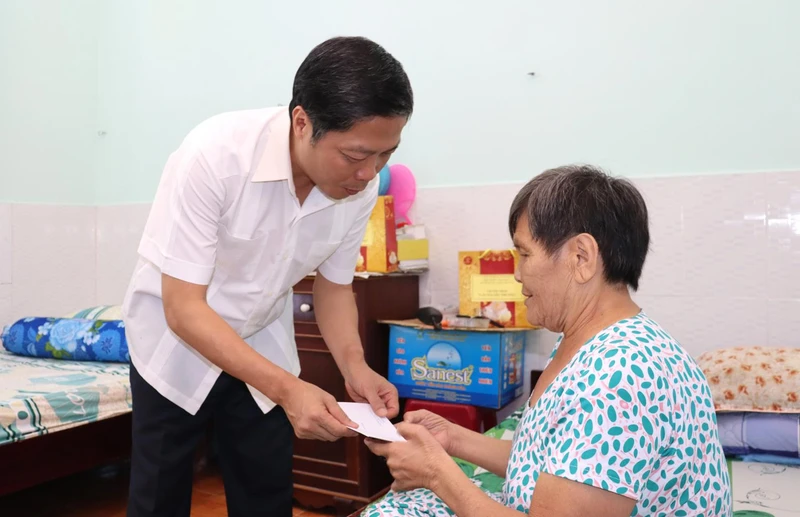 Đồng chí Trần Tuấn Anh thăm hỏi, tặng quà thương binh tại Trung tâm điều dưỡng người có công tỉnh Quảng Ngãi.