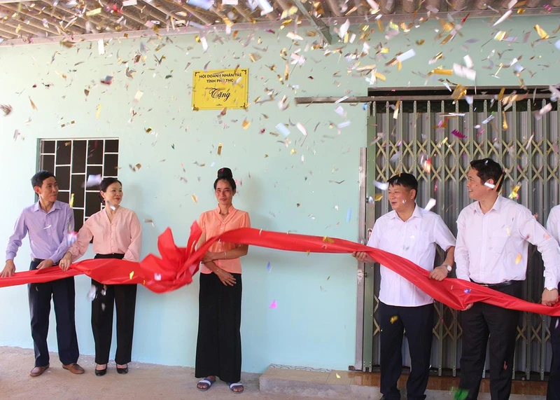 Lễ gắn biển và bàn giao nhà cho hộ bà Ngần Thị Tối, bản Hua Chai, xã Mường Giàng.