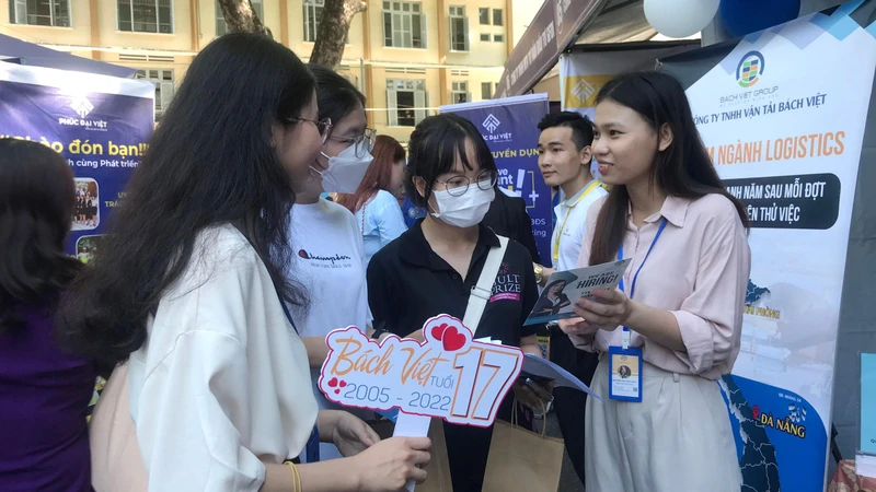 Sinh viên tìm hiểu thông tin việc làm tại ngày hội.
