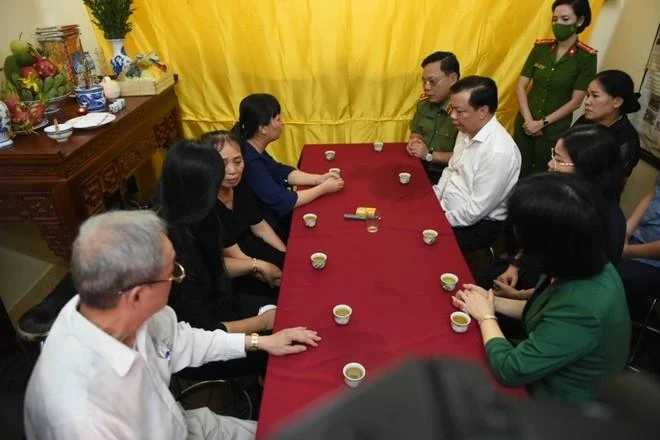 Bí thư Thành ủy Hà Nội Đinh Tiến Dũng thăm hỏi, động viên gia đình Thượng tá Đặng Anh Quân.