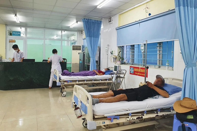 Các du khách nhập viện nghi ngộ độc thực phẩm tối ngày 2/8. (Ảnh Bệnh viện 199 cung cấp)