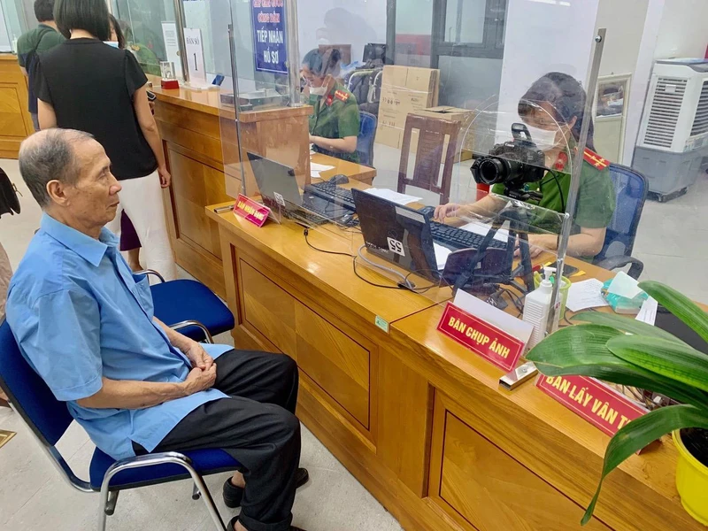 Đối với người già, sức khỏe yếu, khó khăn trong việc đi lại, Công an quận Hoàn Kiếm đều có phương án hỗ trợ để người dân có thể làm thủ tục cấp căn cước công dân gắn chíp.