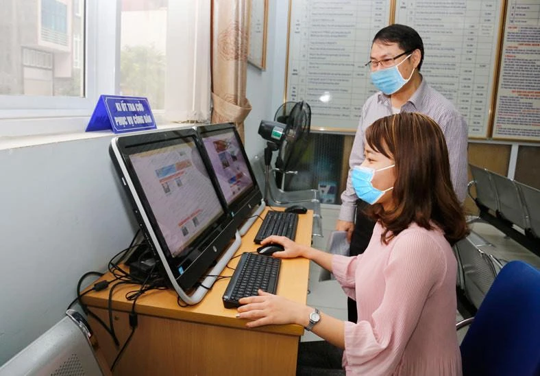 Người dân Hà Nội thực hiện dịch vụ công trực tuyến.