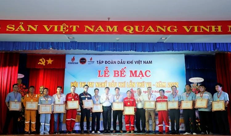 Trao giải nhất cho các thí sinh tại Hội thi tay nghề dầu khí lần thứ VII.
