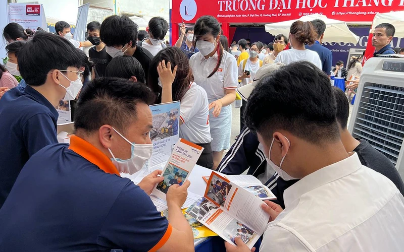 Học sinh đến tìm hiểu thông tin tuyển sinh tại gian tư vấn Trường đại học Phenikaa.