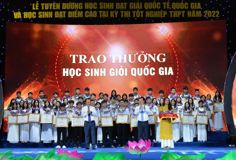 Tuyên dương và khen thưởng học sinh giỏi quốc tế và quốc gia.