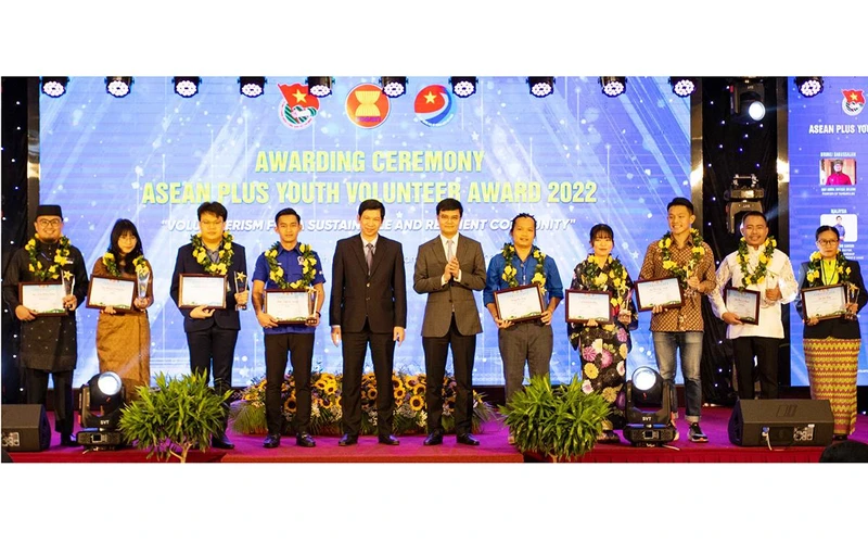 Các tập thể, cá nhân nhận giải thưởng.
