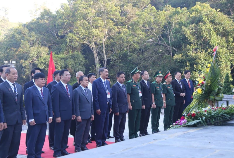 Các đại biểu dâng hoa tại Đài hoa hữu nghị Việt Nam-Lào.