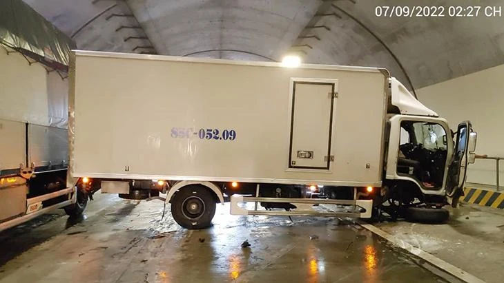 Xe nổ lốp gây ùn tắc trên cao tốc Đà Nẵng-Quảng Ngãi 