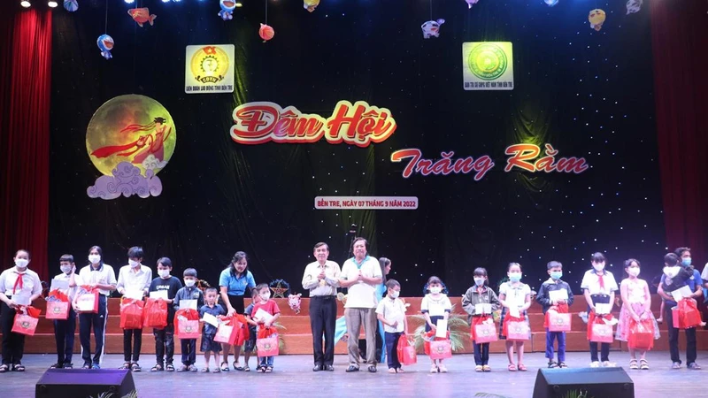 Trao học bổng, quà cho các cháu thiếu nhi là con công đoàn viên, người lao động có hoàn cảnh khó khăn.