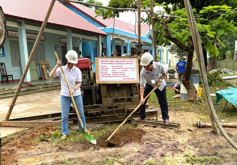 Đại diện lãnh đạo Trường Tiểu học Kim Đồng, và Công ty cổ phần nhựa Bình Minh động thổ khởi công xây dựng công trình.