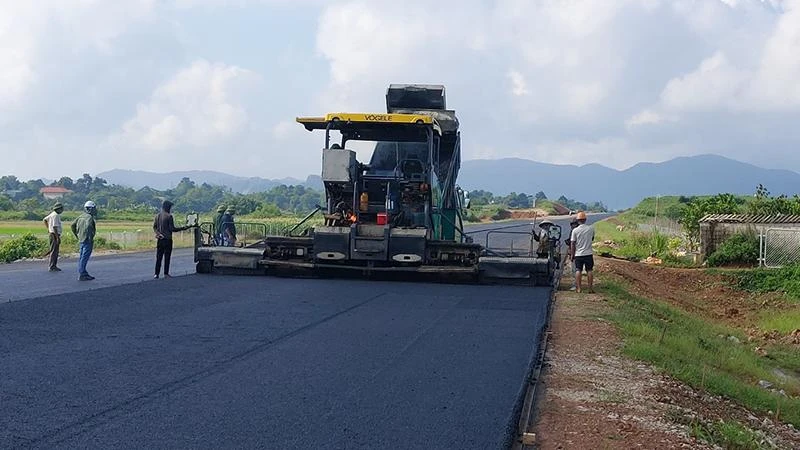Thảm nhựa trên tuyến cao tốc bắc-nam đoạn Mai Sơn-quốc lộ 45.