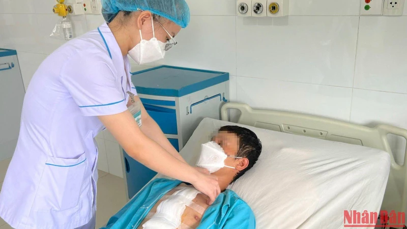 Hiện, bệnh nhân đã qua cơn nguy kịch.