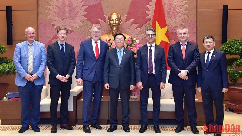 Chủ tịch Quốc hội Vương Đình Huệ và Chủ tịch Ủy ban Thương mại quốc tế, Nghị viện châu Âu Bernd Lange với các đại biểu tại buổi tiếp. 