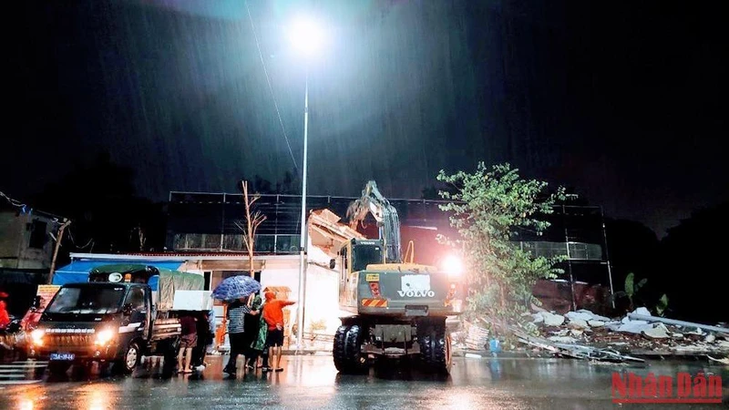 Lực lượng chức năng của quận Ngô Quyền (Hải Phòng) hỗ trợ các hộ dân di dời, tháo dỡ công trình lấn chiếm xây dựng trái phép ngay trong đêm 7/9, rạng ngày 8/9, không phải tổ chức cưỡng chế.
