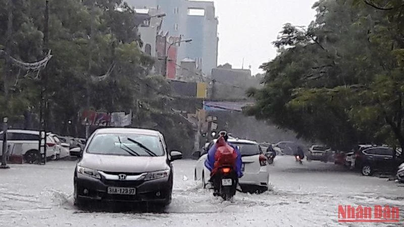 Mưa to gây ngập nước cục bộ điểm đường nội thị trước cổng trường THPT Đào Duy Từ và THCS Trần Mai Ninh, thành phố Thanh Hóa.