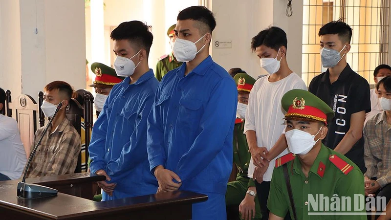 Các bị cáo lãnh án.