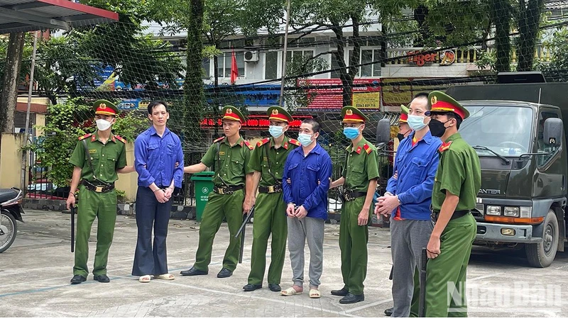 Lực lượng Công an dẫn giải các bị cáo phạm tội mua bán trái phép chất ma túy tới phiên tòa.