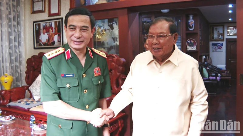 Đại tướng Phan Văn Giang tới thăm đồng chí Bounnhang Vorachith, nguyên Tổng Bí thư, Chủ tịch nước Lào.
