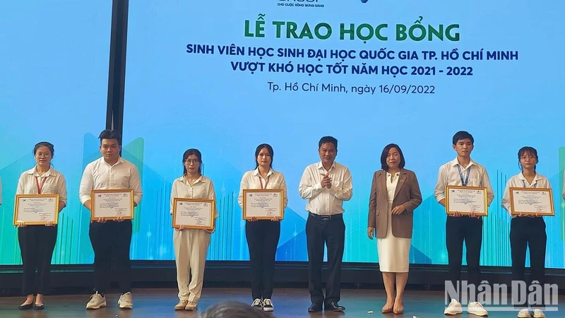 Sinh viên, học sinh Đại học Quốc gia Thành phố Hồ Chí Minh vượt khó, học tốt năm học 2021-2022 nhận học bổng. 