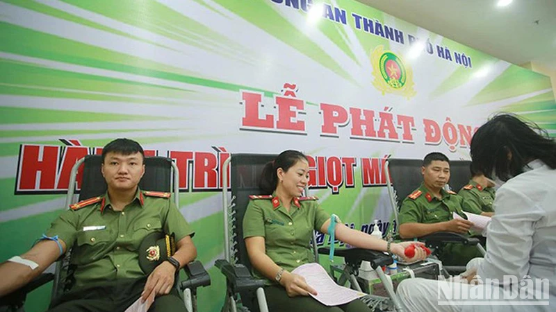 Các cán bộ, chiến sĩ Công an Thủ đô hiến máu tình nguyện hưởng ứng Lễ phát động “Hành trình giọt máu nghĩa tình năm 2022”.