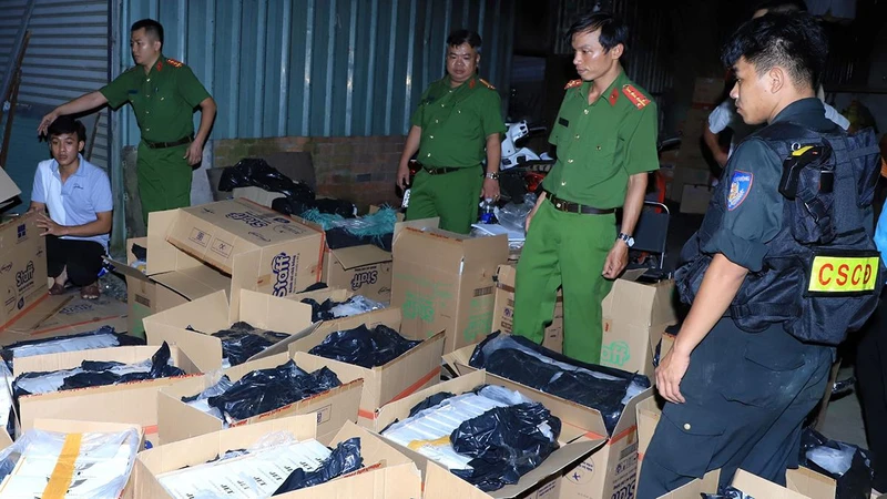 Lực lượng công an thu giữ thuốc lá lậu.