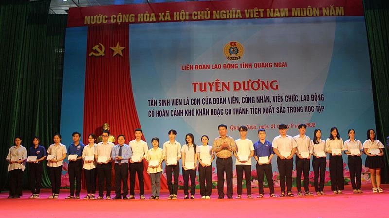 Quảng Ngãi tuyên dương, tặng quà 320 tân sinh viên vượt khó, học giỏi