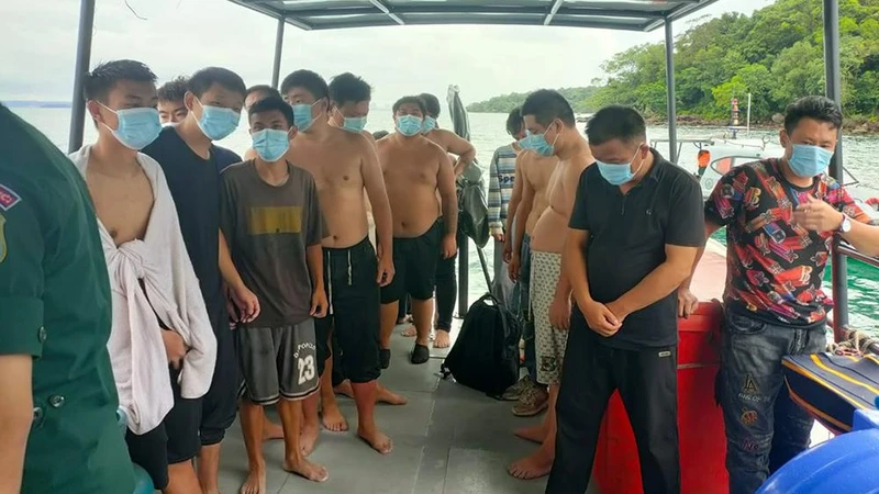 Các nạn nhân sống sót trong vụ chìm thuyền được nhà chức trách Campuchia đưa về nơi an toàn.