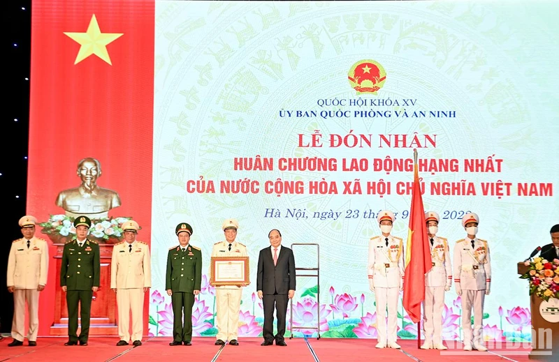 Chủ tịch nước Nguyễn Xuân Phúc trao Huân chương Lao động hạng Nhất cho Ủy ban Quốc phòng và An ninh.