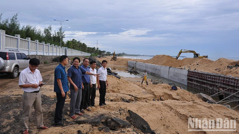 Đoàn công tác kiểm tra công tác ứng phó cơn bão số 4 tại công trình kè biển An Phú. 
