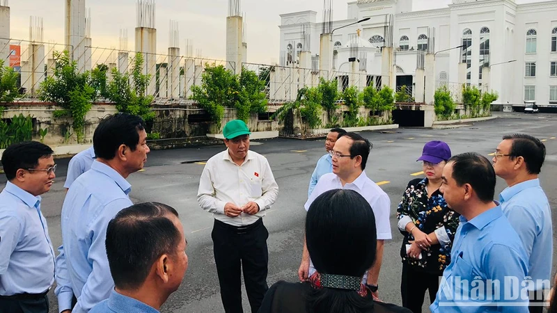 Đoàn đại biểu Quốc hội tỉnh Đồng Nai giám sát công trình xây dựng không phép quy mô lớn trên đường Đồng Khởi, thành phố Biên Hòa vào tháng 8/2022.