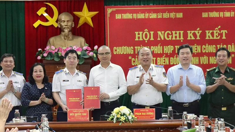 Ký kết phối hợp thực hiện công tác dân vận “Cảnh sát biển đồng hành với ngư dân”.