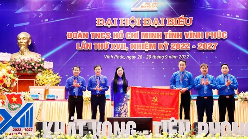 Bí thư Tỉnh ủy Hoàng Thị Thúy Lan tặng bức trướng cho Ban Thường vụ Tỉnh Đoàn.