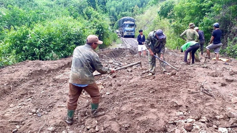 Khắc phục vị trí sạt lở đường vành đai xã Krong-Đắk Smar-LơKu (huyện Kbang).