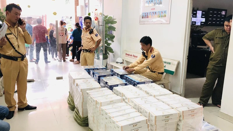 Số lượng lớn thuốc lá trên ô-tô.