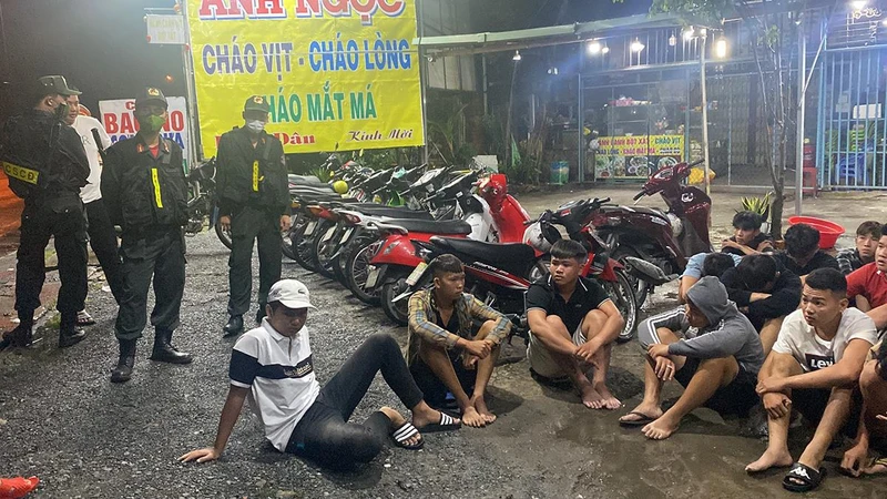Đối tượng và phương tiện đua xe trái phép bị lực lượng công an Tiền Giang bắt giữ.