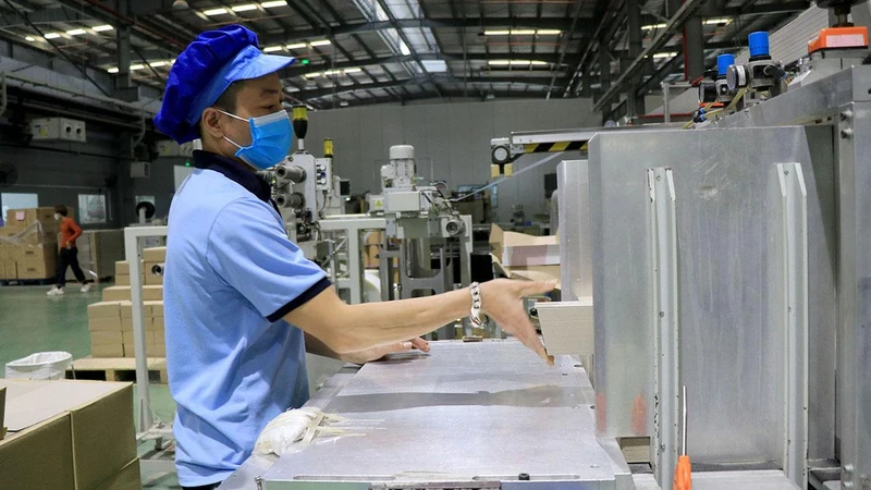 Sản xuất bao bì carton tại Công ty TNHH In bao bì YUTO Việt Nam, khu công nghiệp Quế Võ, tỉnh Bắc Ninh.