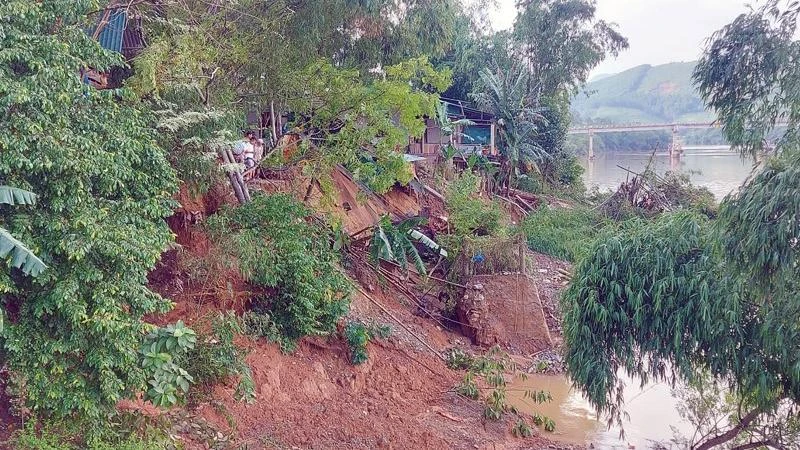 Nhà ông Hoàng Văn Phi ở sát bờ sông bị sạt lở, huyện Tuyên Hóa quyết định di dời đến nơi an toàn.