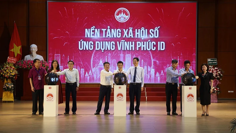 Các đại biểu bấm nút khai trương nền tảng xã hội số - Ứng dụng Vĩnh Phúc ID.