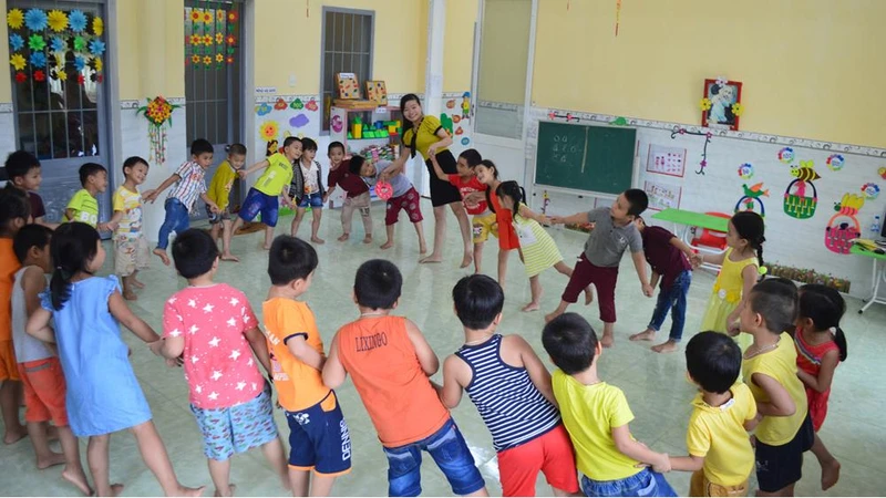 Vượt qua khó khăn, đội ngũ giáo viên miền núi Quảng Ngãi luôn hết lòng vì học sinh thân yêu. 