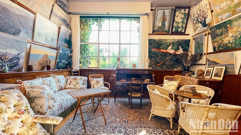 Xưởng vẽ với bộ ghế salon bọc vải hoa, cùng bức tường treo kín bản sao của những tranh gốc gây ấn tượng mạnh với bất kể ai khi bước vào căn phòng.